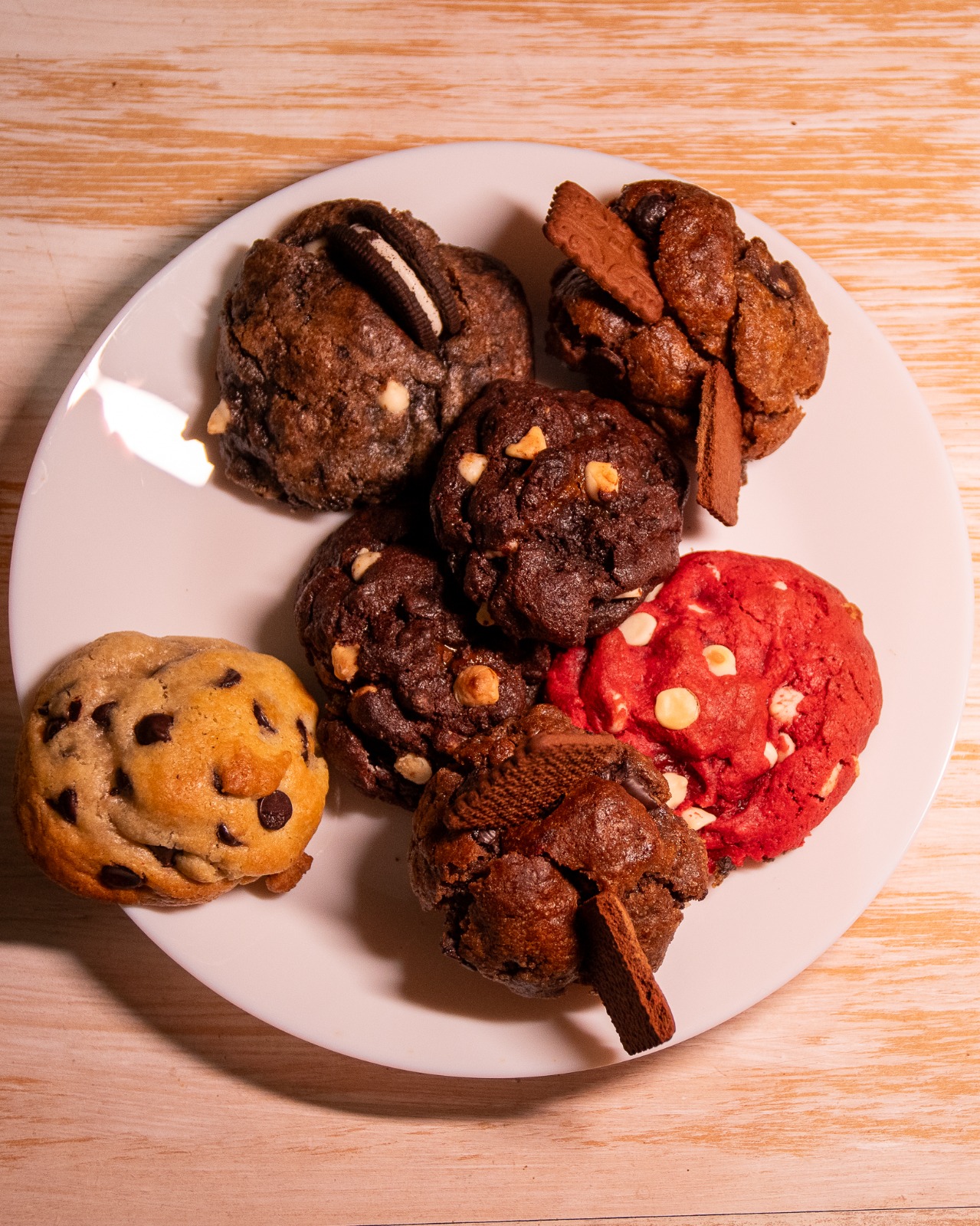 Plato con cookies de todos los sabores: clásica, chocolate, oreo, red velvet y chocotorta