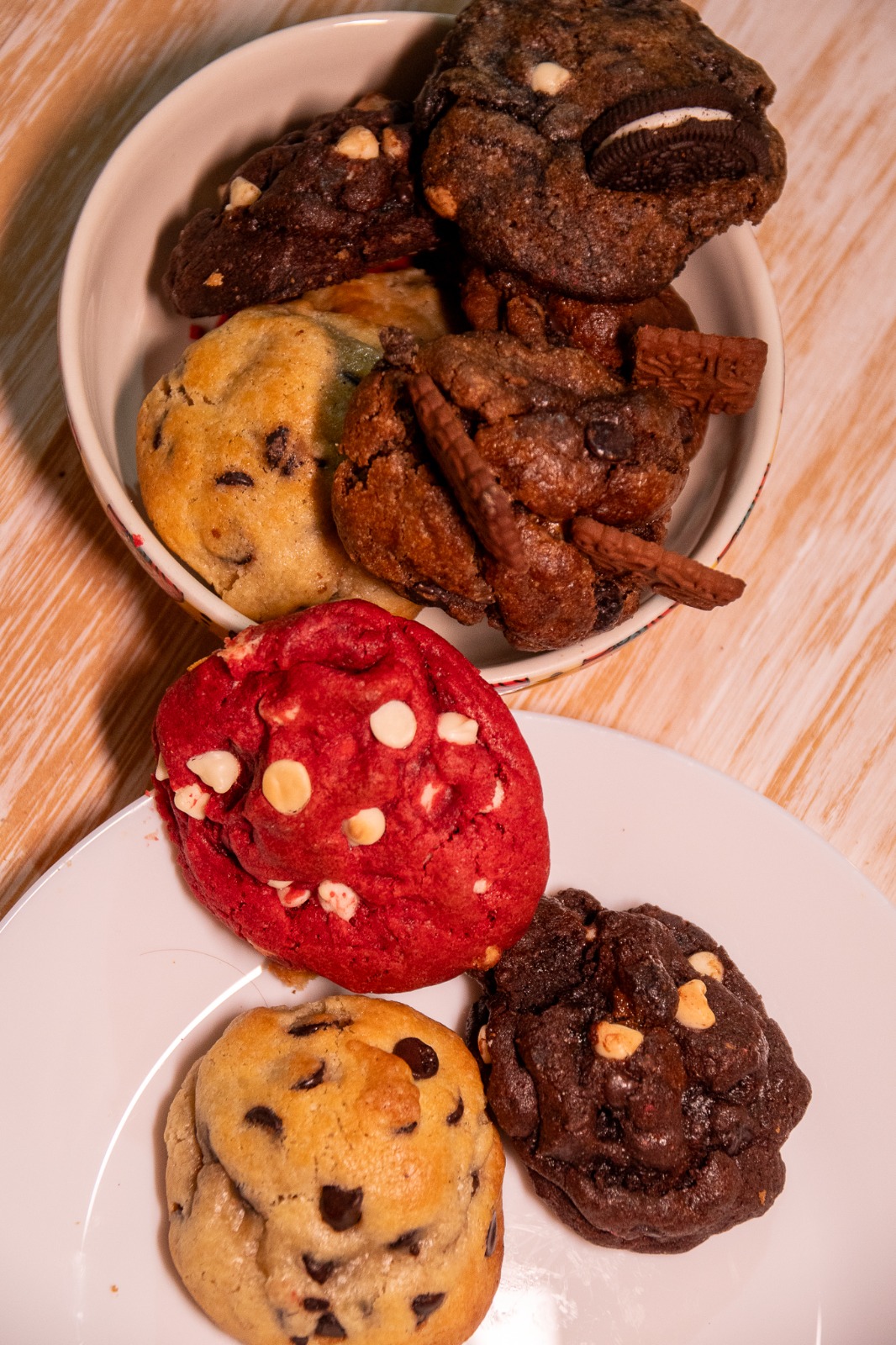 Bowl y plato con cookies red velvet, clásicas y de chocolate